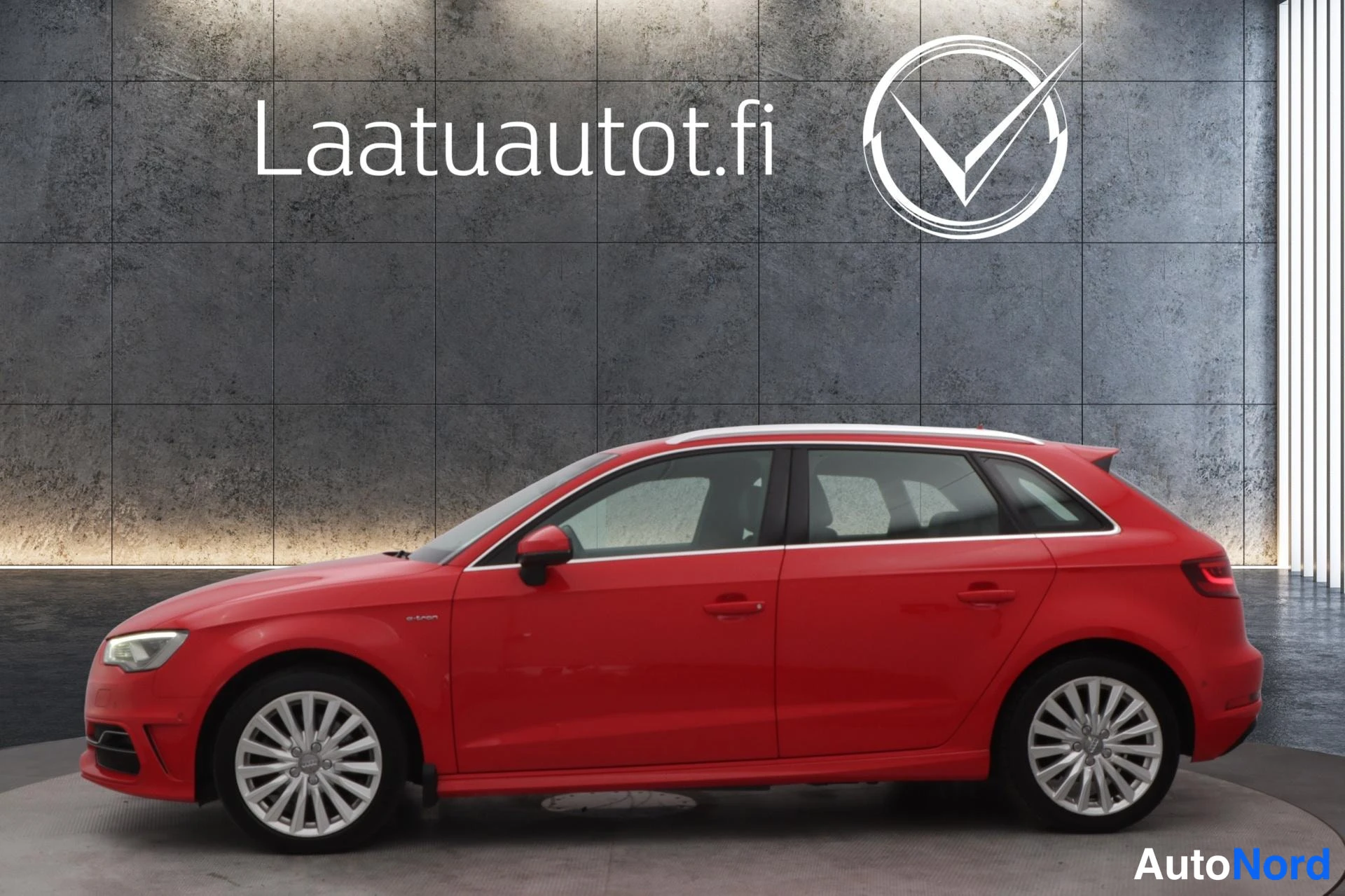 Punainen Audi A3 2016, etuviisto, keula vasemmalle, kuva 2