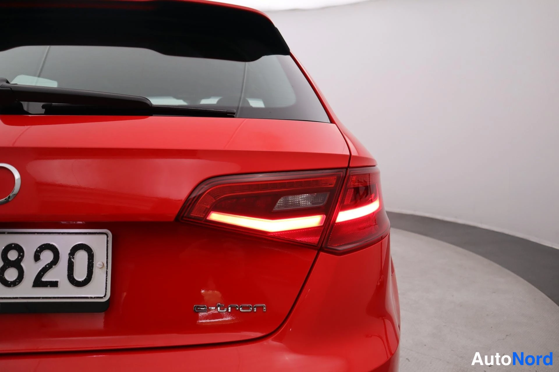Punainen Audi A3 2016, takaa, kuva 9