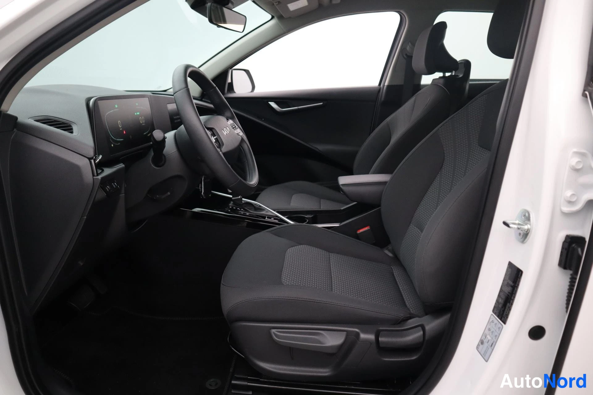 Valkoinen Kia Niro 2025, kuva 9