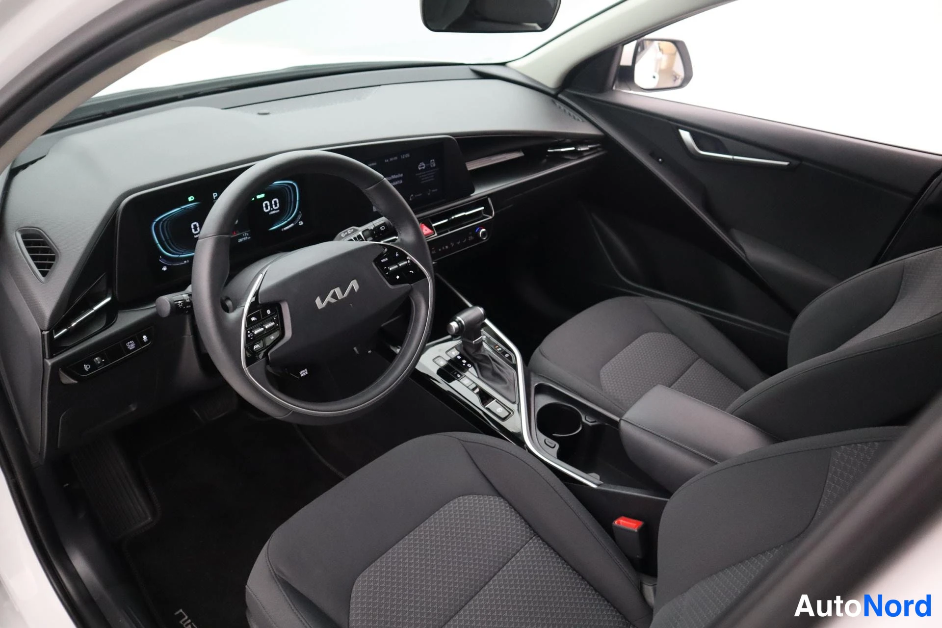 Valkoinen Kia Niro 2025, kuva 10