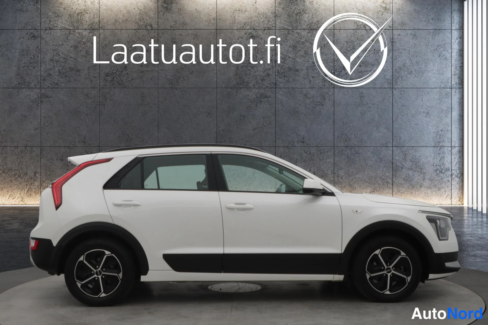 Valkoinen Kia Niro 2025, sivulta, kuva 3