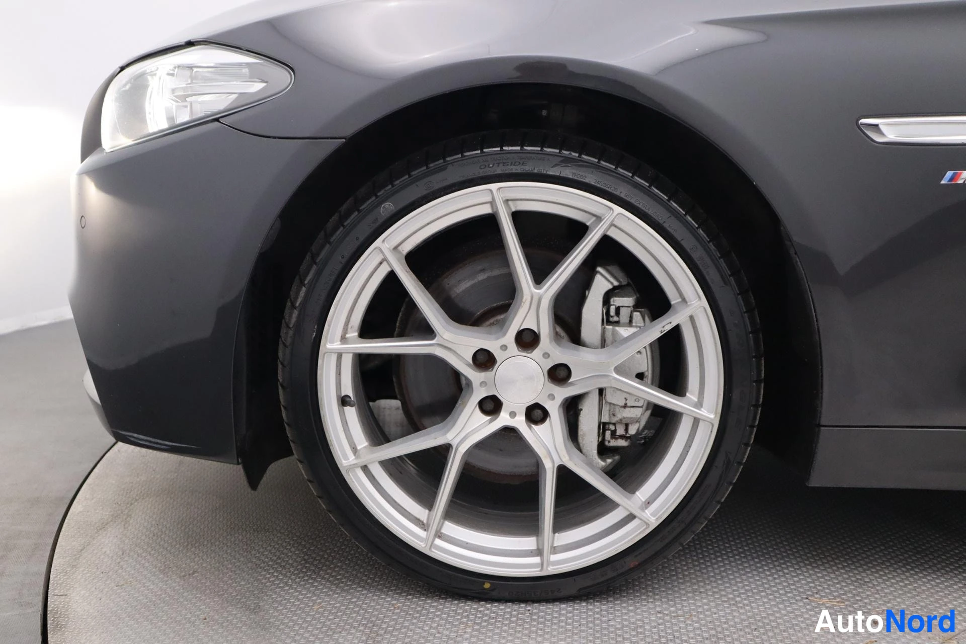 Harmaa BMW 535d xDrive 2013, edestä, kuva 4