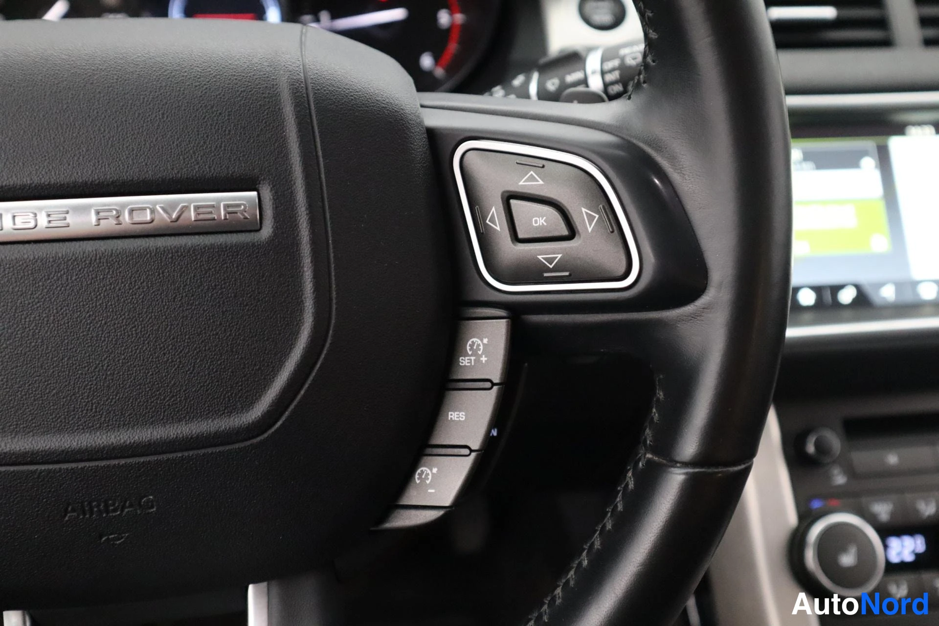 Punainen Land Rover Range Rover Evoque 2017, kuva 16