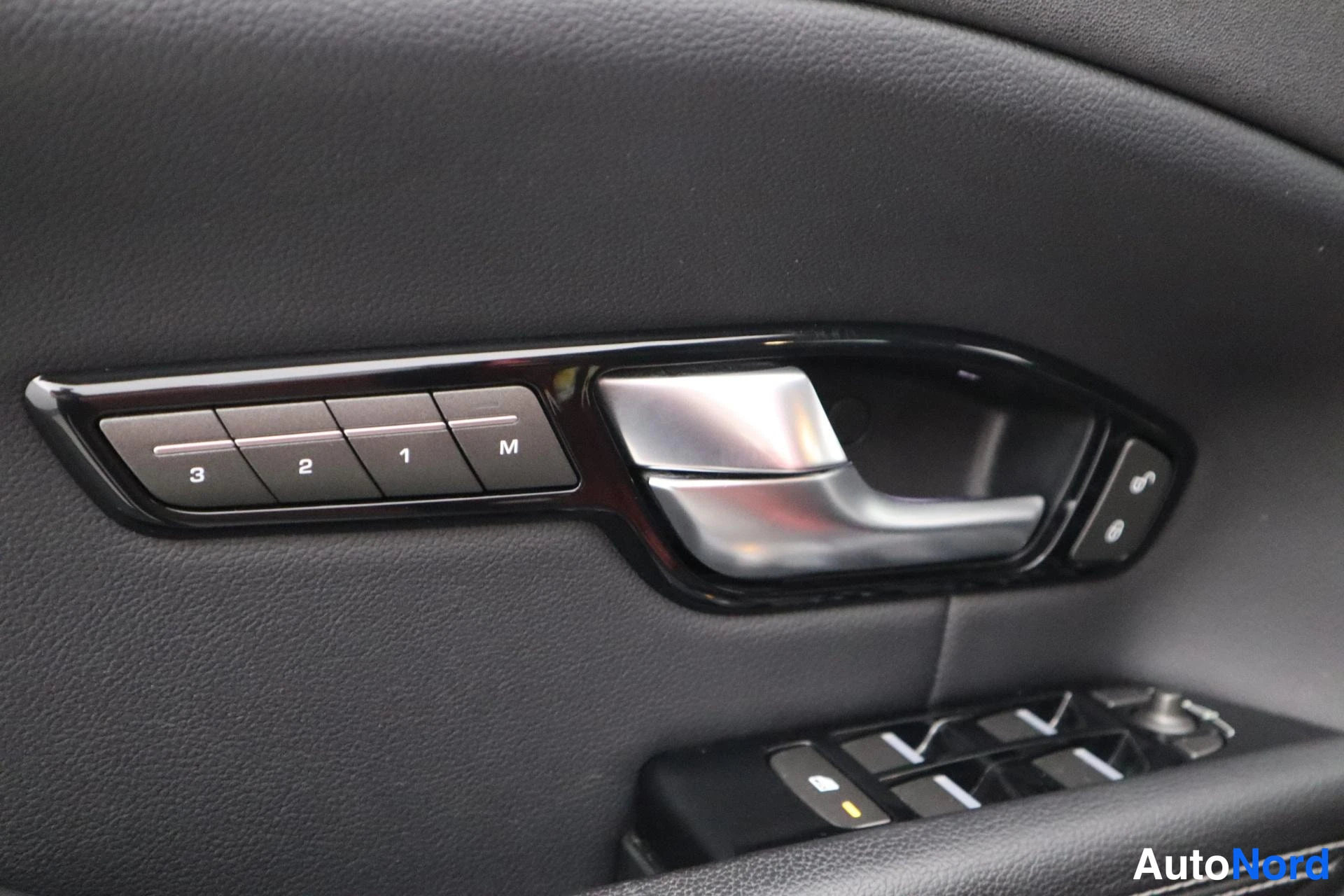 Punainen Land Rover Range Rover Evoque 2017, kuva 21