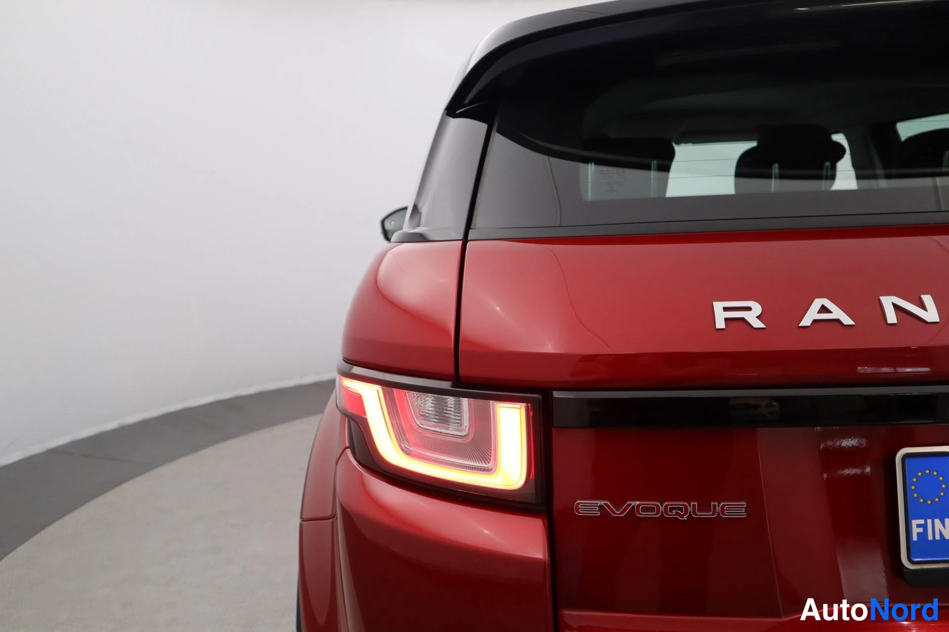 Punainen Land Rover Range Rover Evoque 2017, takaa, kuva 12