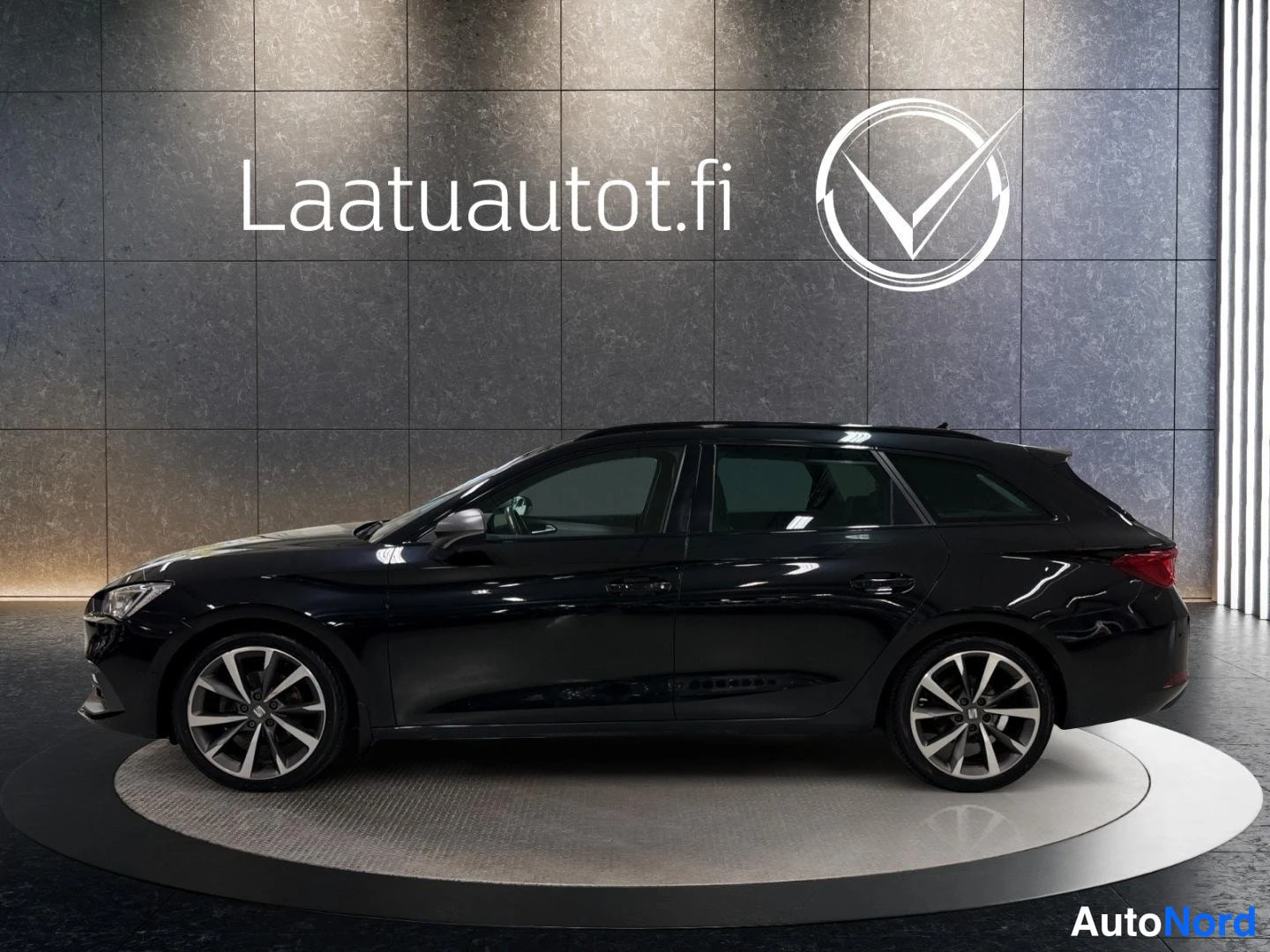 Musta Seat Leon Sportstourer 2021, etuviisto, keula vasemmalle, kuva 2
