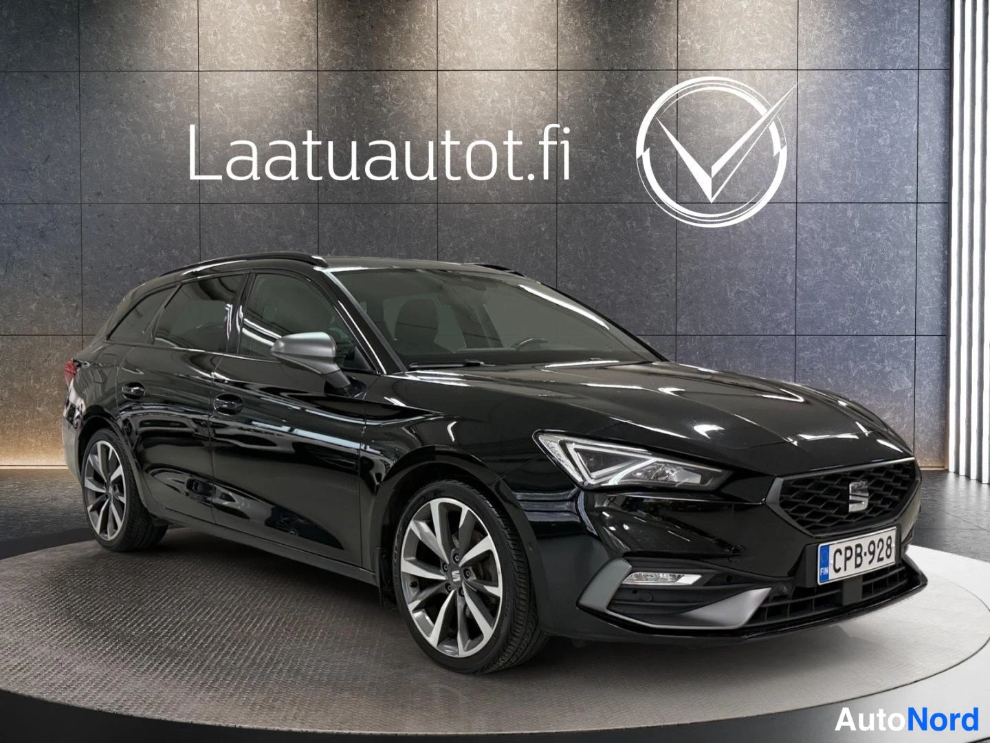 Musta Seat Leon Sportstourer 2021, etuviisto, keula oikealle, kuva 4