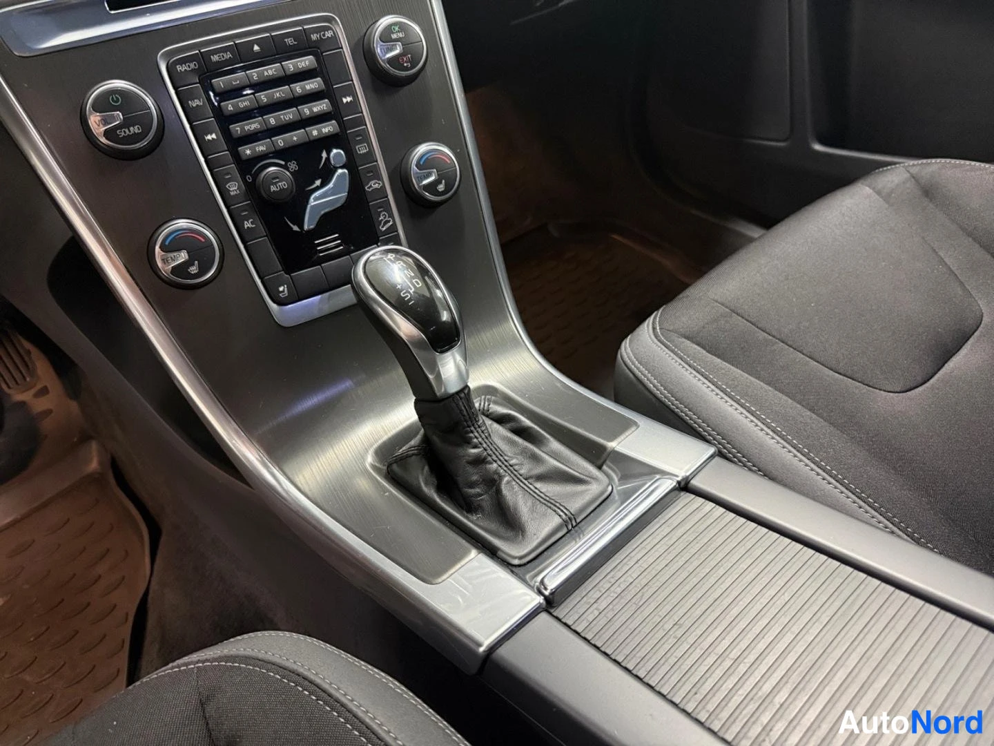 Harmaa Volvo XC60 2014, kuva 16