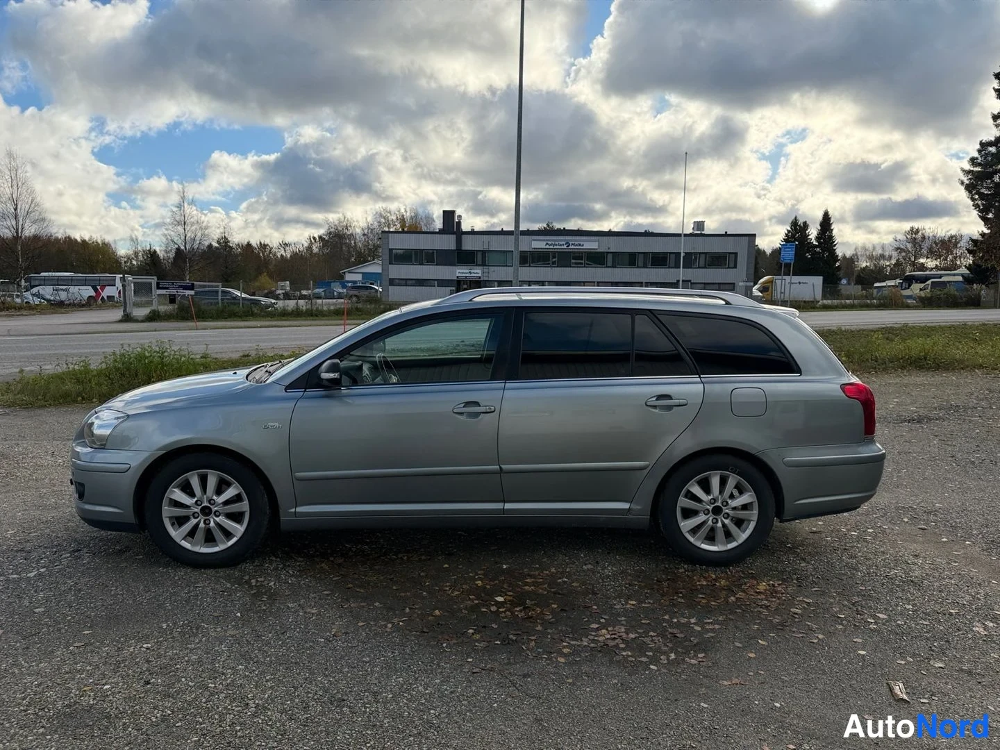 Harmaa Toyota Avensis 2008, sivulta, kuva 5