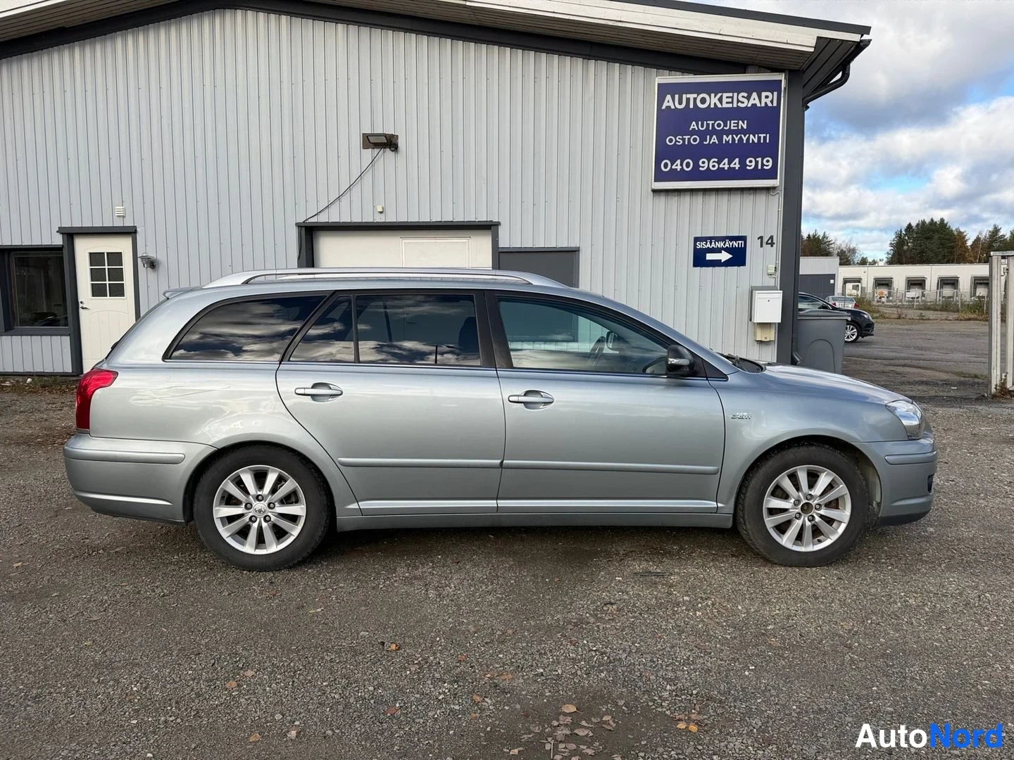 Harmaa Toyota Avensis 2008, etuviisto, keula oikealle, kuva 2