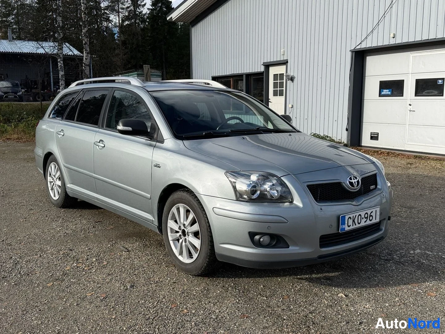Harmaa Toyota Avensis 2008, etuviisto, keula oikealle, kuva 3