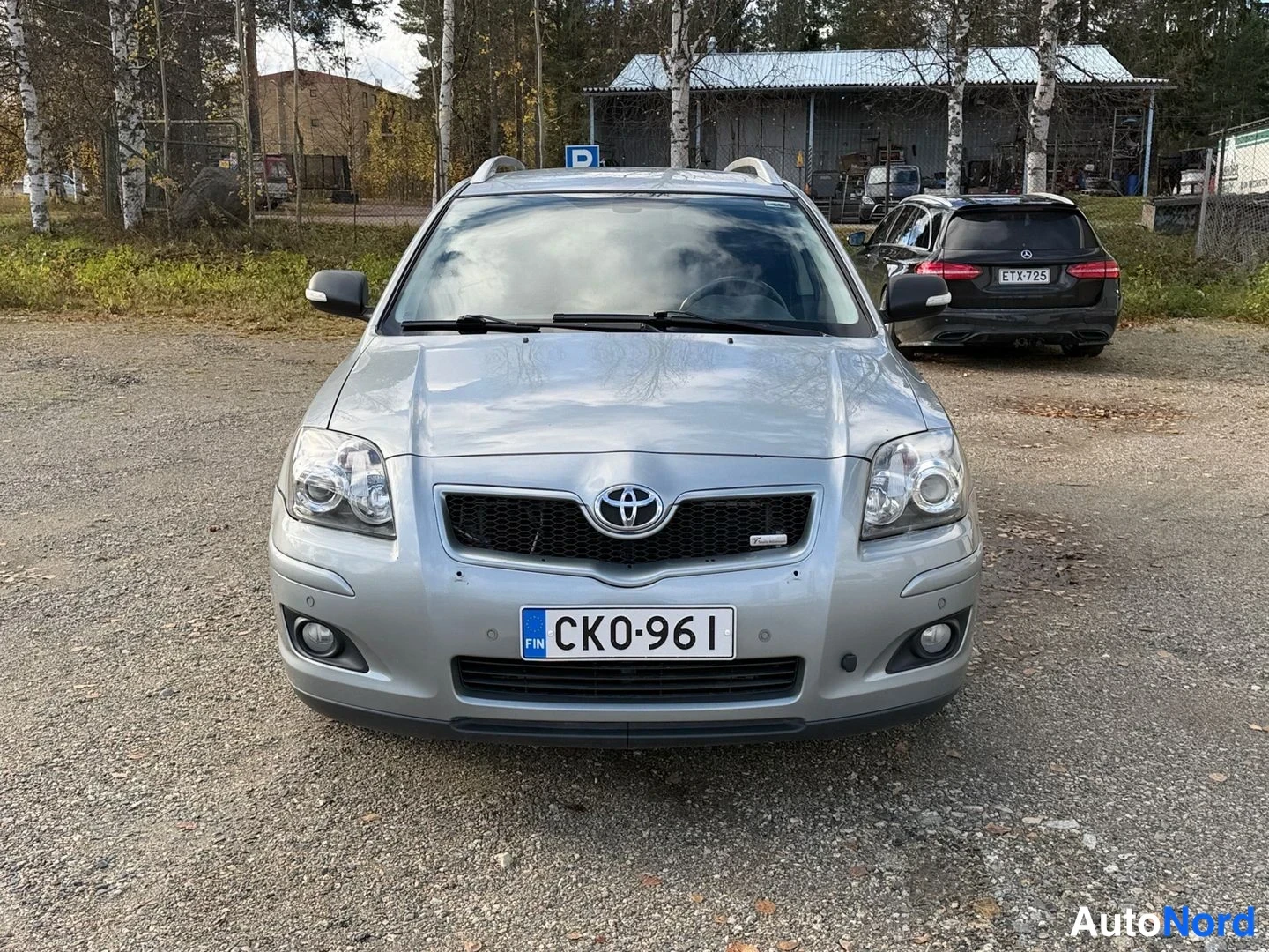 Harmaa Toyota Avensis 2008, edestä, kuva 4