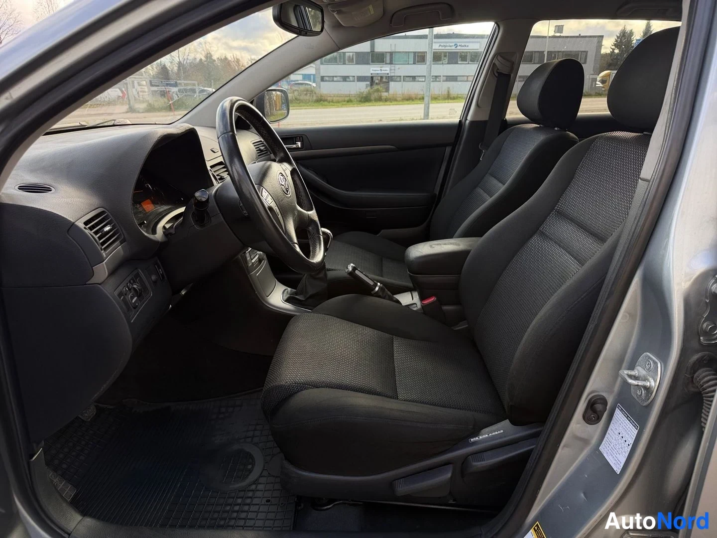 Harmaa Toyota Avensis 2008, etuistuimet, kuva 11