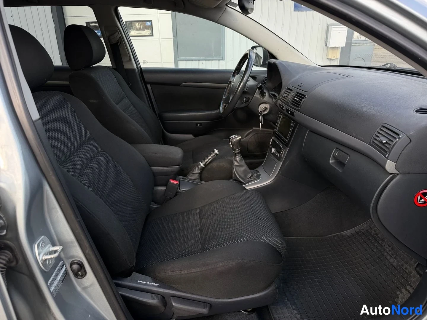 Harmaa Toyota Avensis 2008, etuistuimet, kuva 12