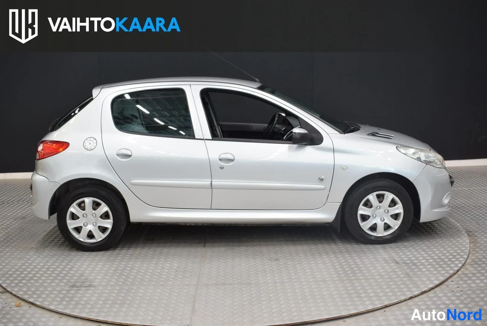 Harmaa Peugeot 206+ 2013, etuviisto, keula oikealle, kuva 2