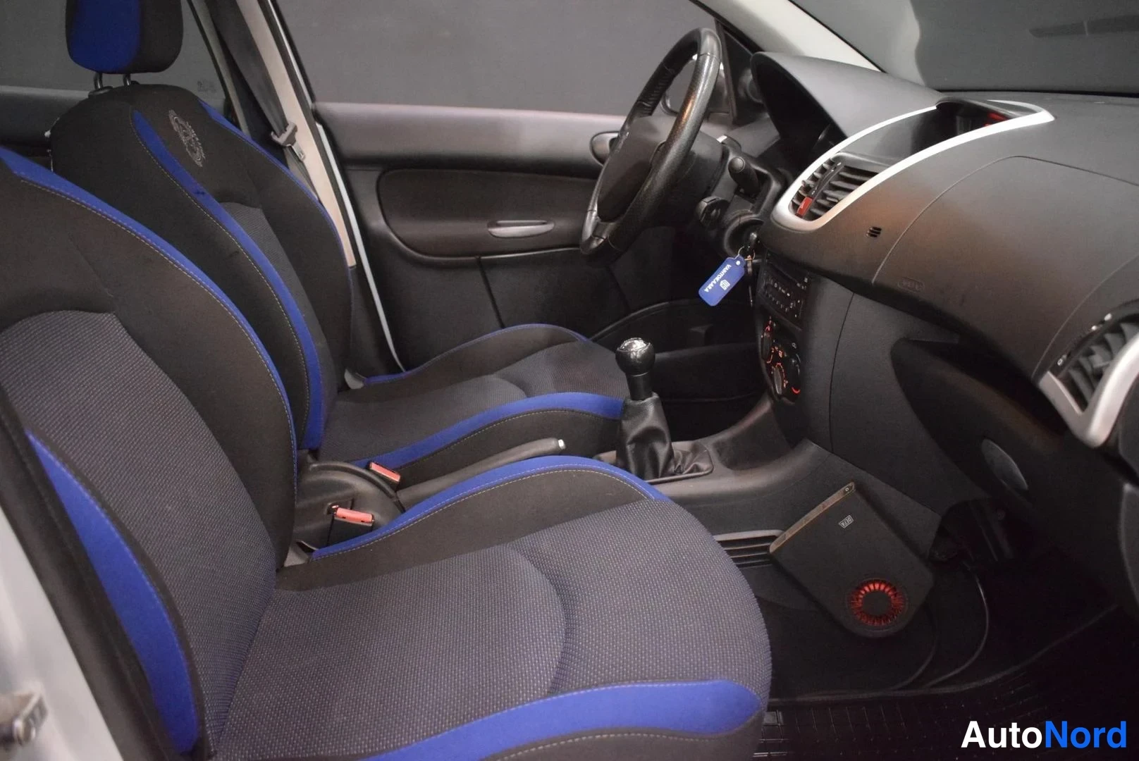 Harmaa Peugeot 206+ 2013, ohjaamo, kuva 7