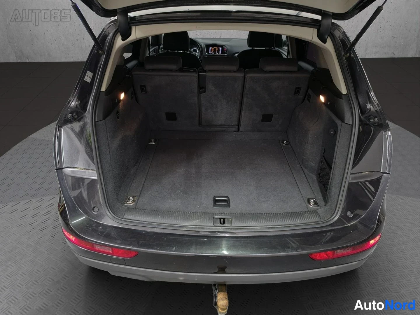 Harmaa Audi Q5 2011, tavaratila, kuva 16