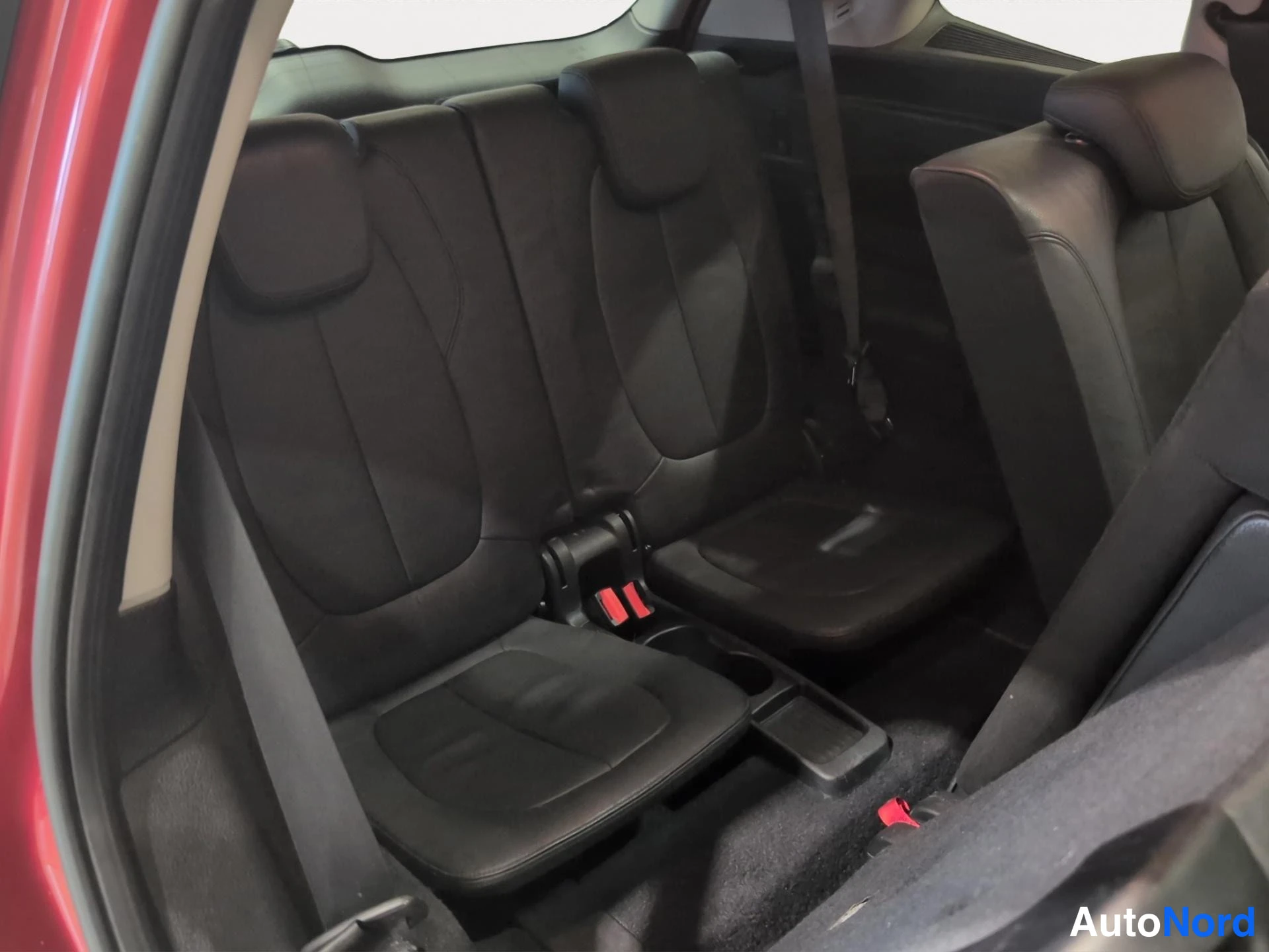 Punainen BMW 218d 2017, takaistuimet, kuva 9