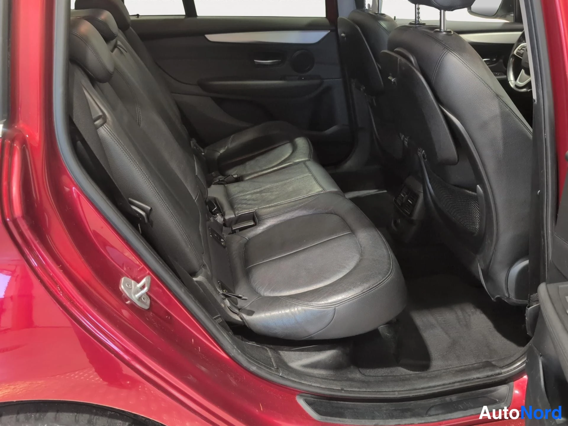 Punainen BMW 218d 2017, takaistuimet, kuva 10