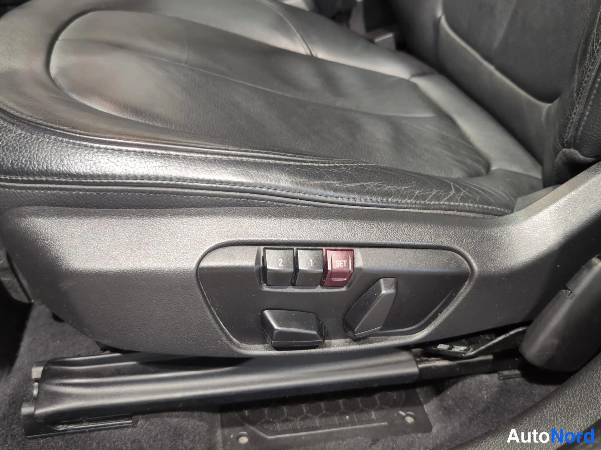Punainen BMW 218d 2017, yksityiskohta, kuva 17