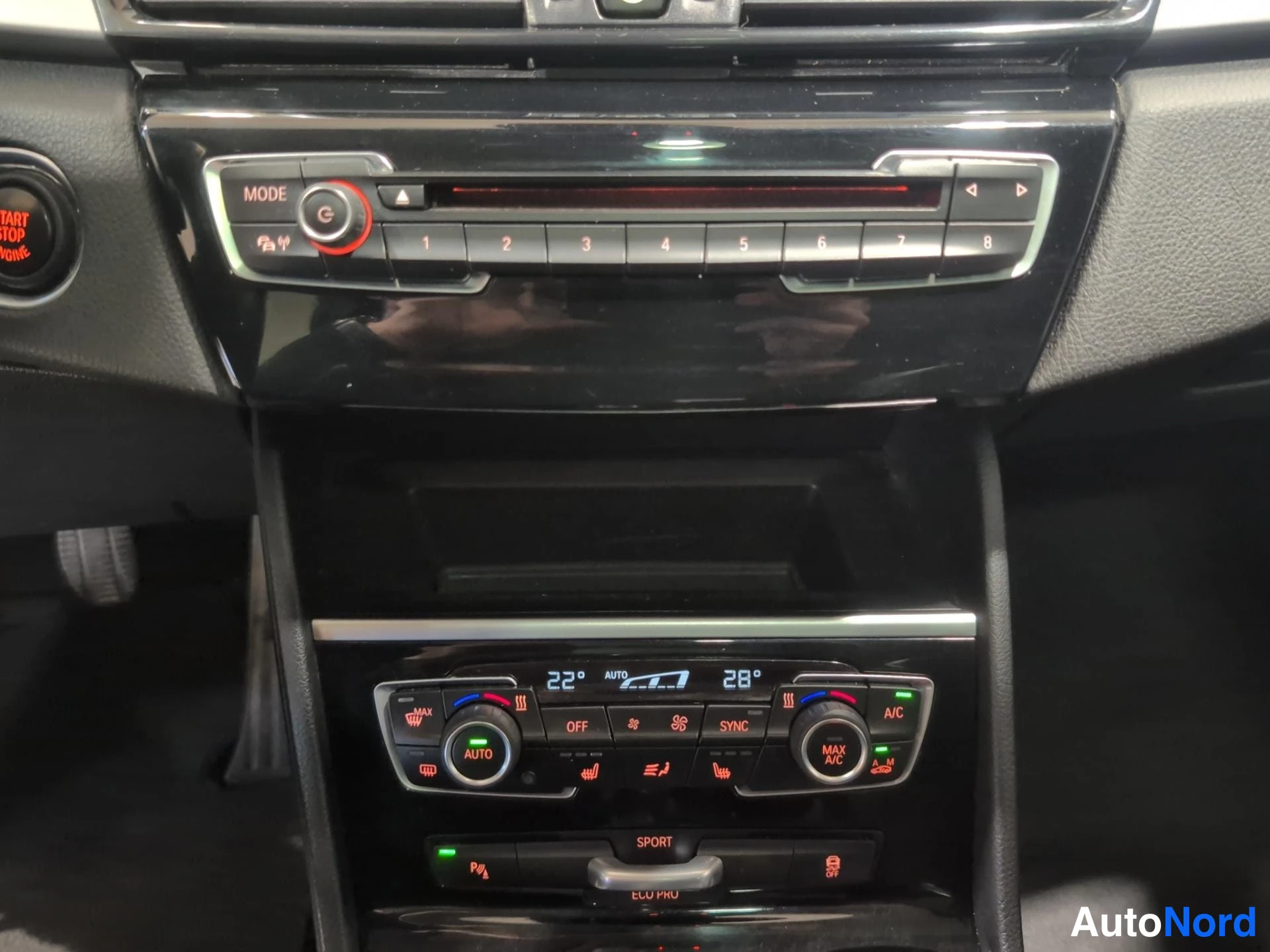 Punainen BMW 218d 2017, ohjaamo, kuva 8