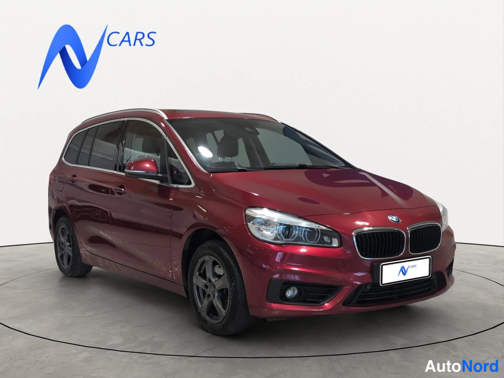 Punainen BMW 218d 2017, etuviisto, keula oikealle, kuva 2