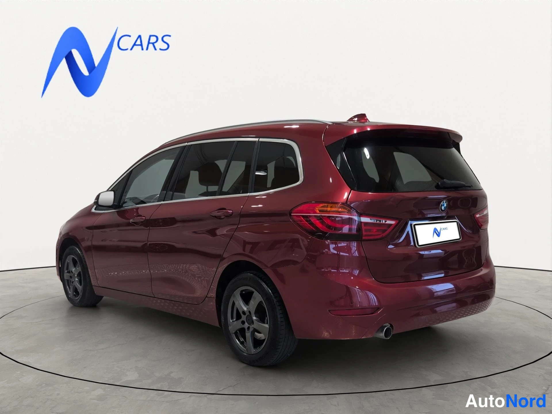 Punainen BMW 218d 2017, takaviisto, kuva 3
