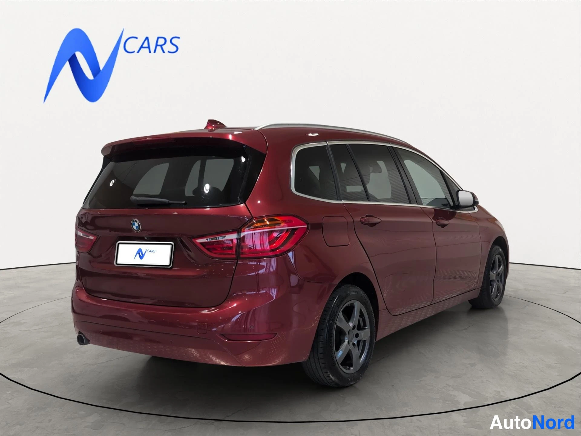 Punainen BMW 218d 2017, takaviisto, kuva 4