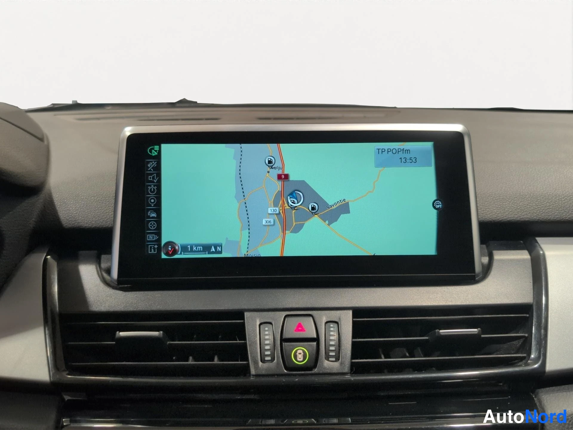 Punainen BMW 218d 2017, yksityiskohta, kuva 13