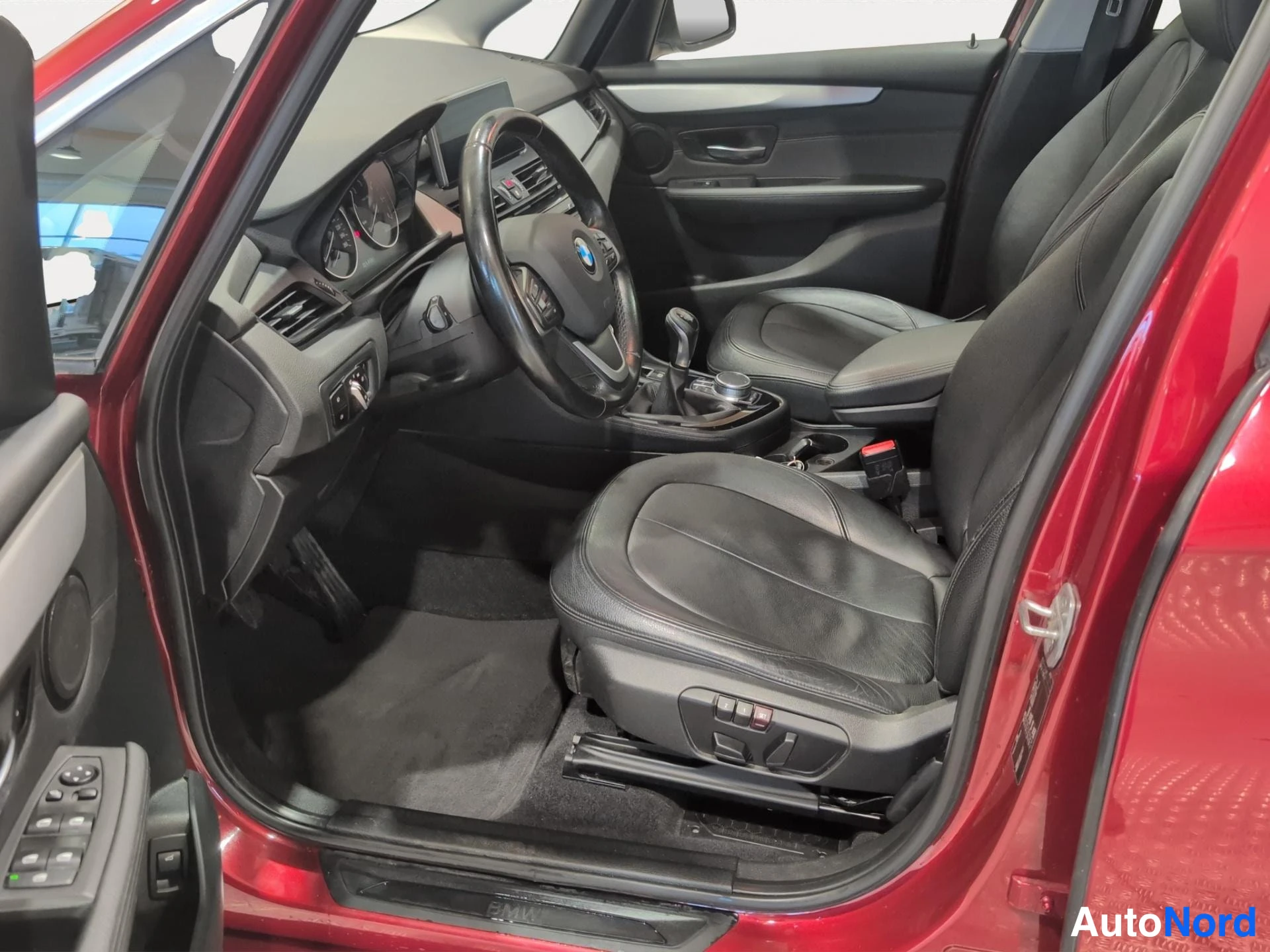 Punainen BMW 218d 2017, ohjaamo, kuva 5