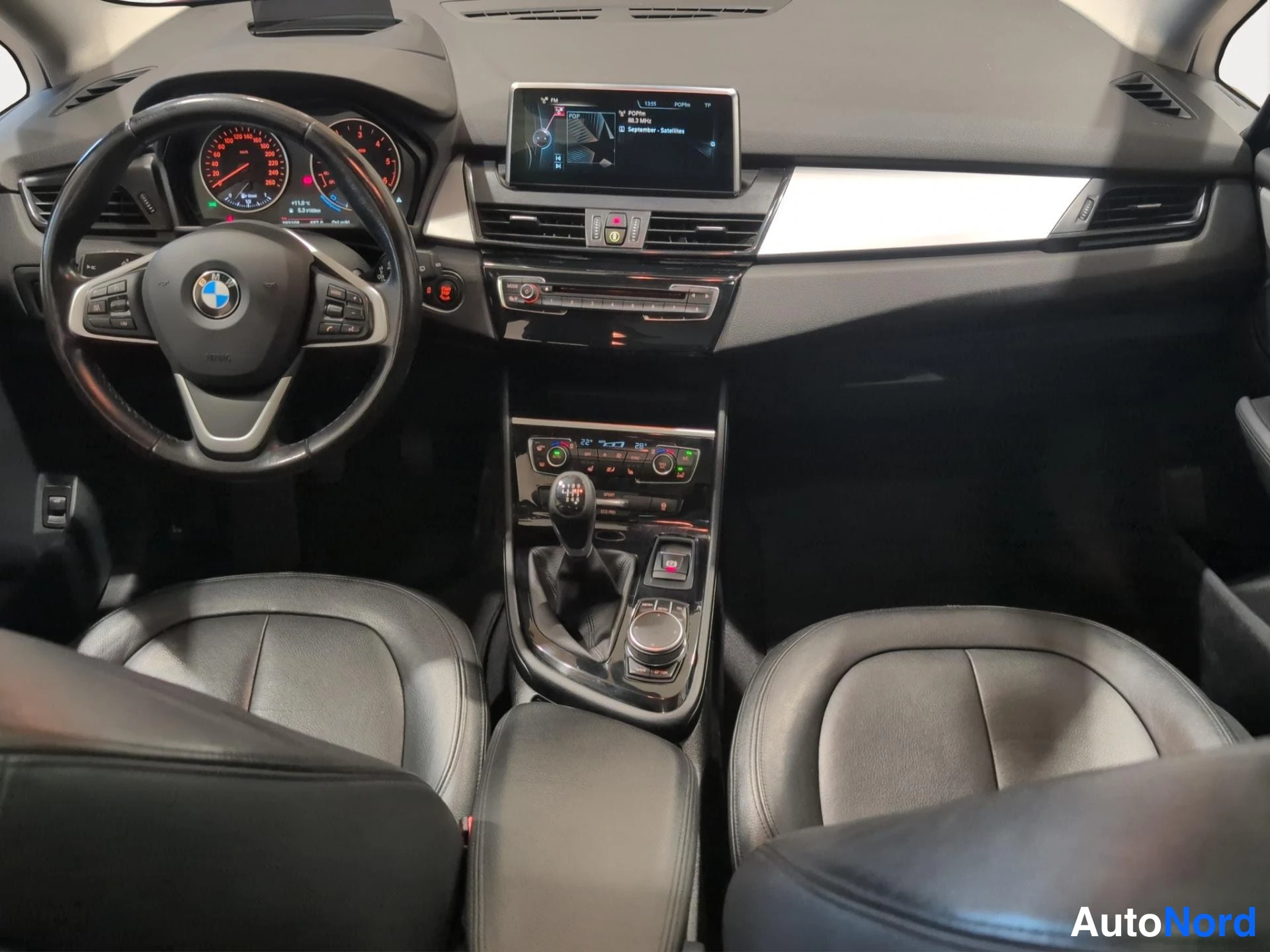 Punainen BMW 218d 2017, ohjaamo, kuva 6