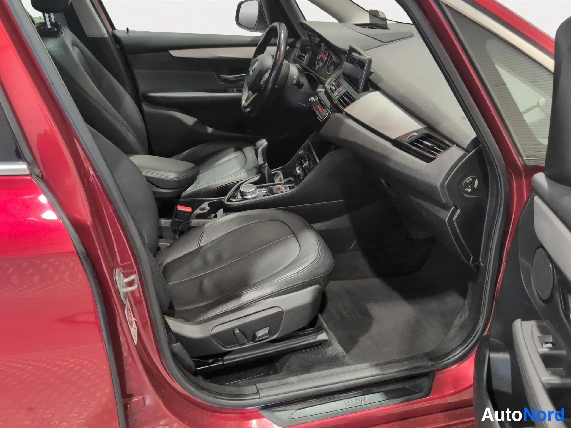 Punainen BMW 218d 2017, ohjaamo, kuva 7