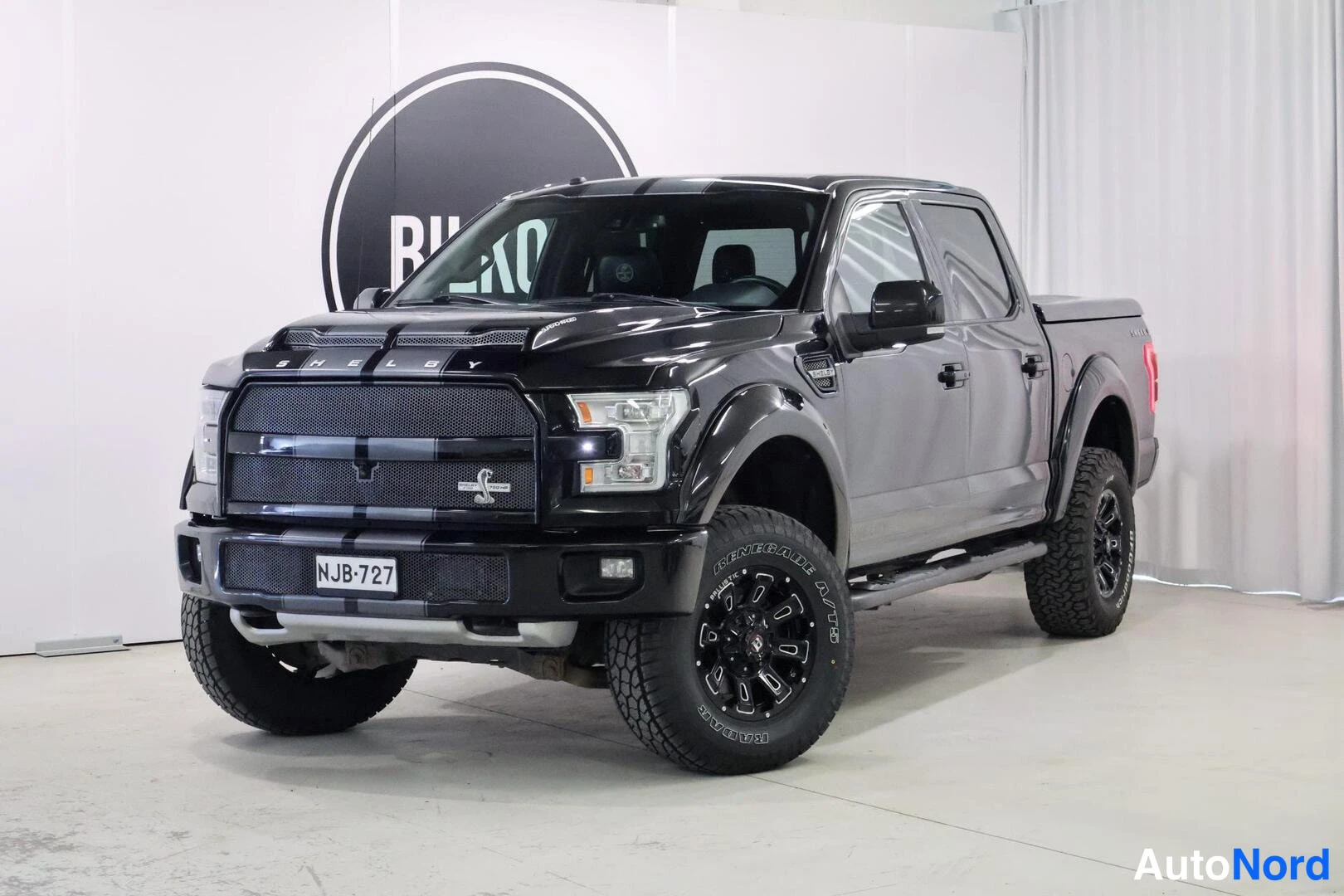 Musta Ford F-150 2017, etuviisto, keula vasemmalle, kuva 2