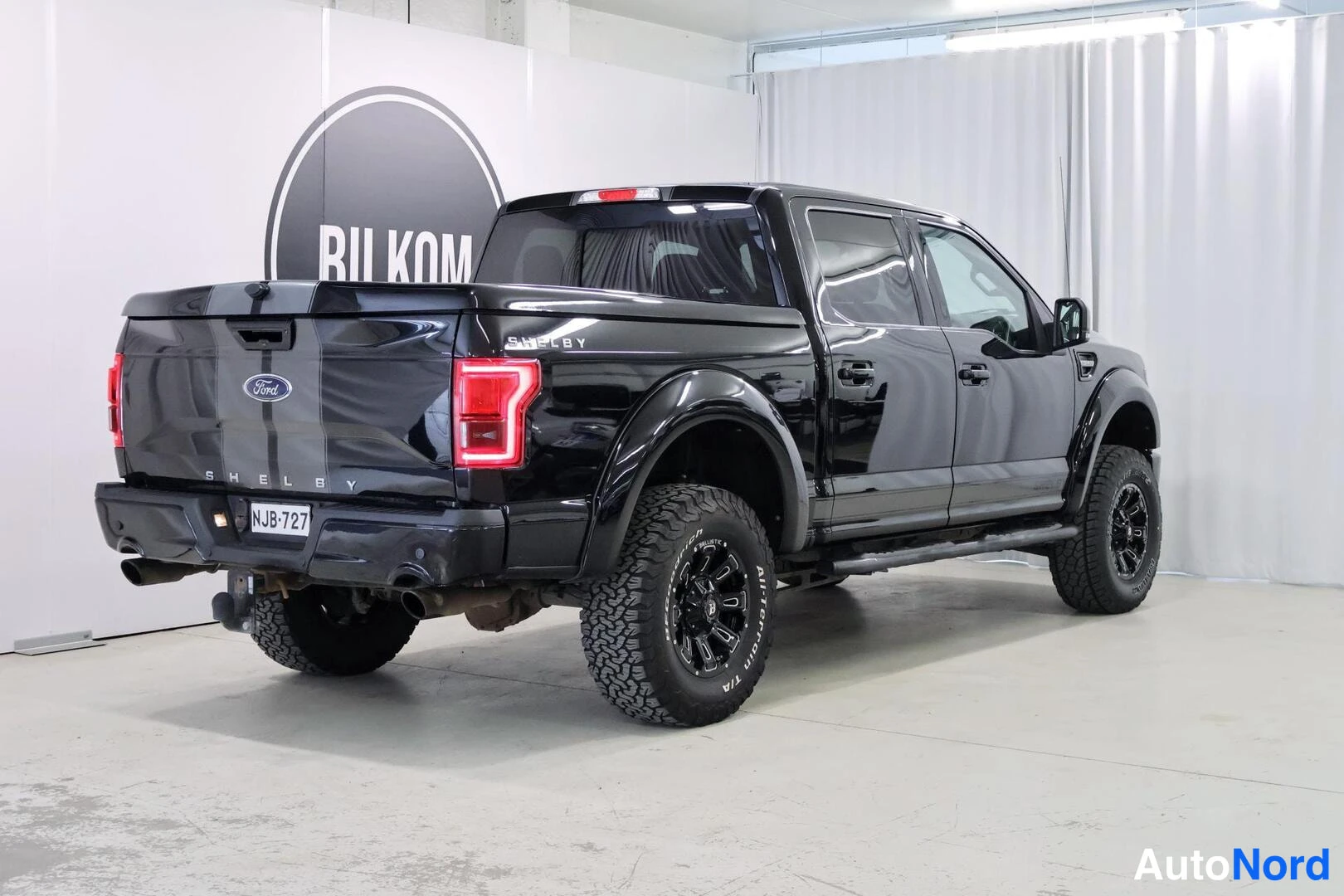 Musta Ford F-150 2017, takaviisto, kuva 6
