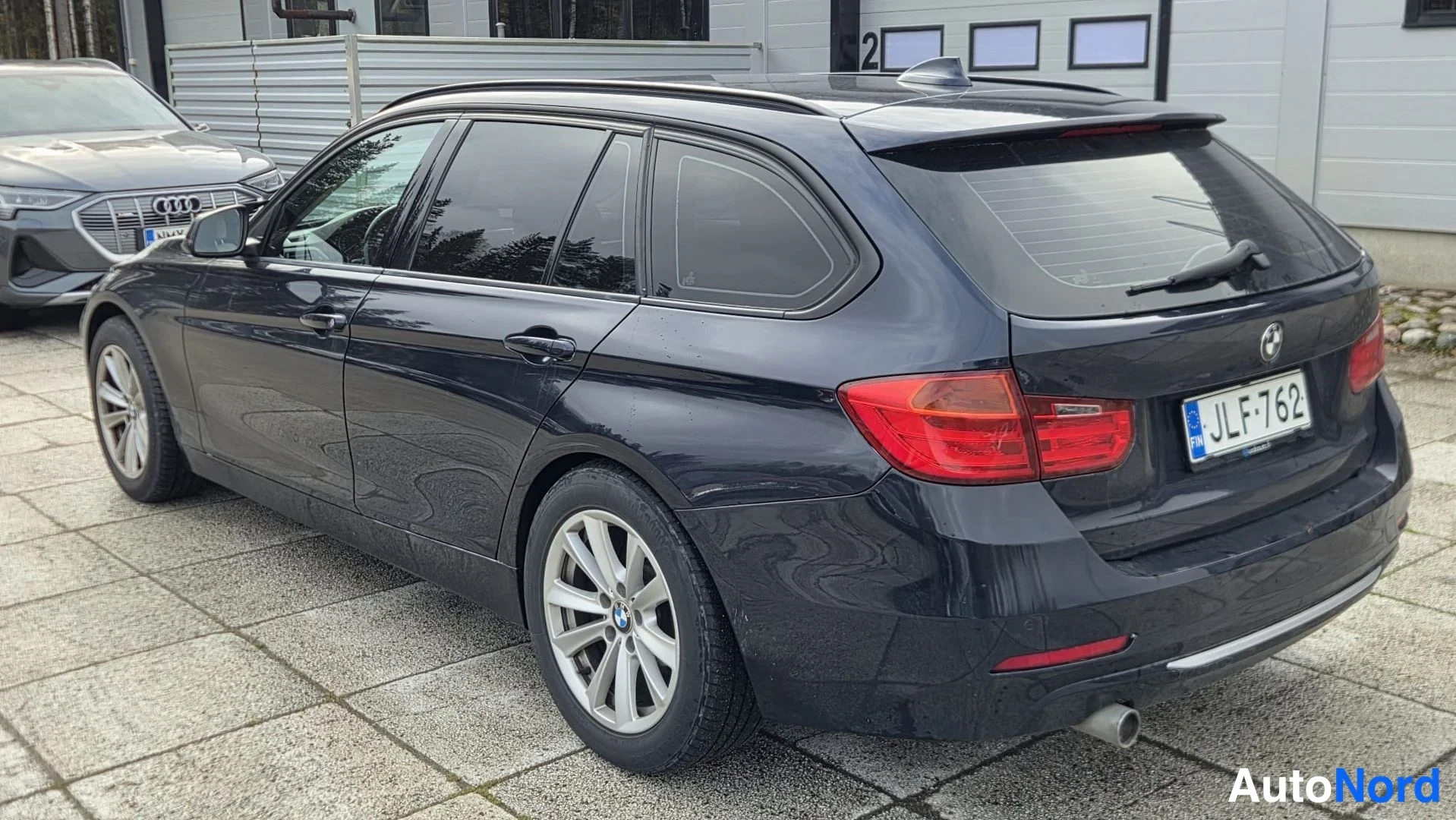 Sininen BMW 320d xDrive 2015, takaviisto, kuva 2