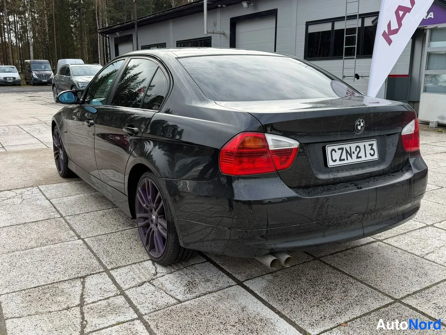 Musta BMW 325i 2007, takaviisto, kuva 2