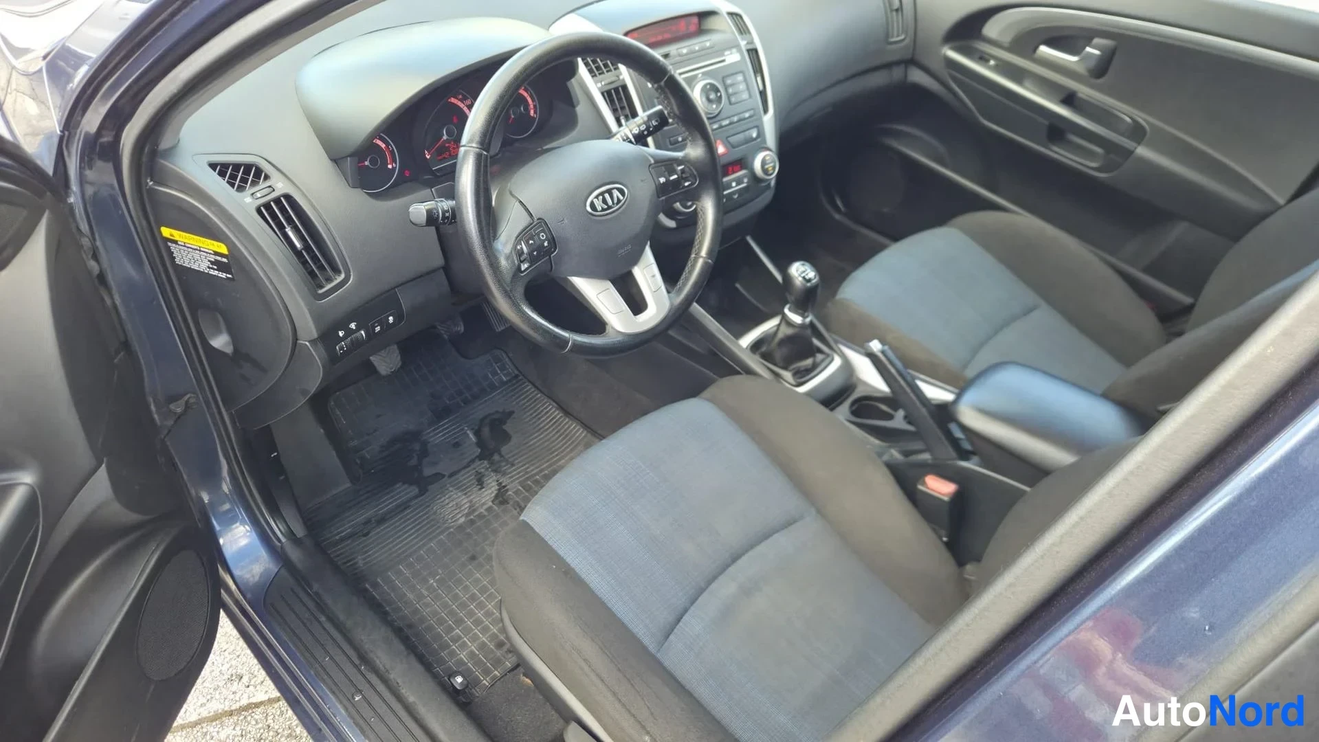 Sininen Kia Ceed 2010, ohjaamo, kuva 7