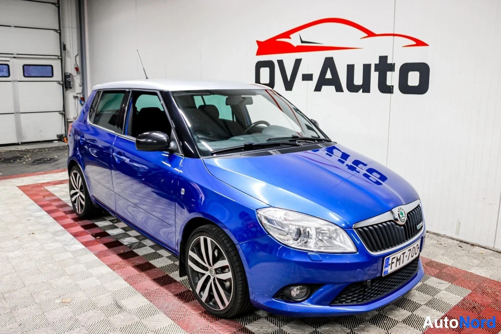 Sininen Skoda Fabia 2011, etuviisto, keula oikealle, kuva 2