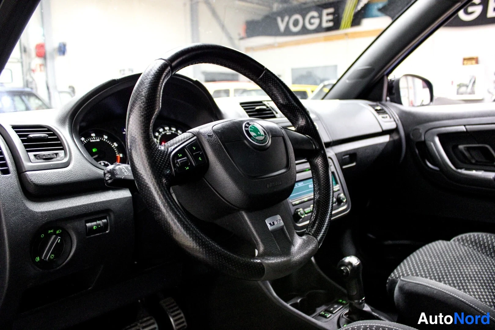 Sininen Skoda Fabia 2011, ohjaamo, kuva 9