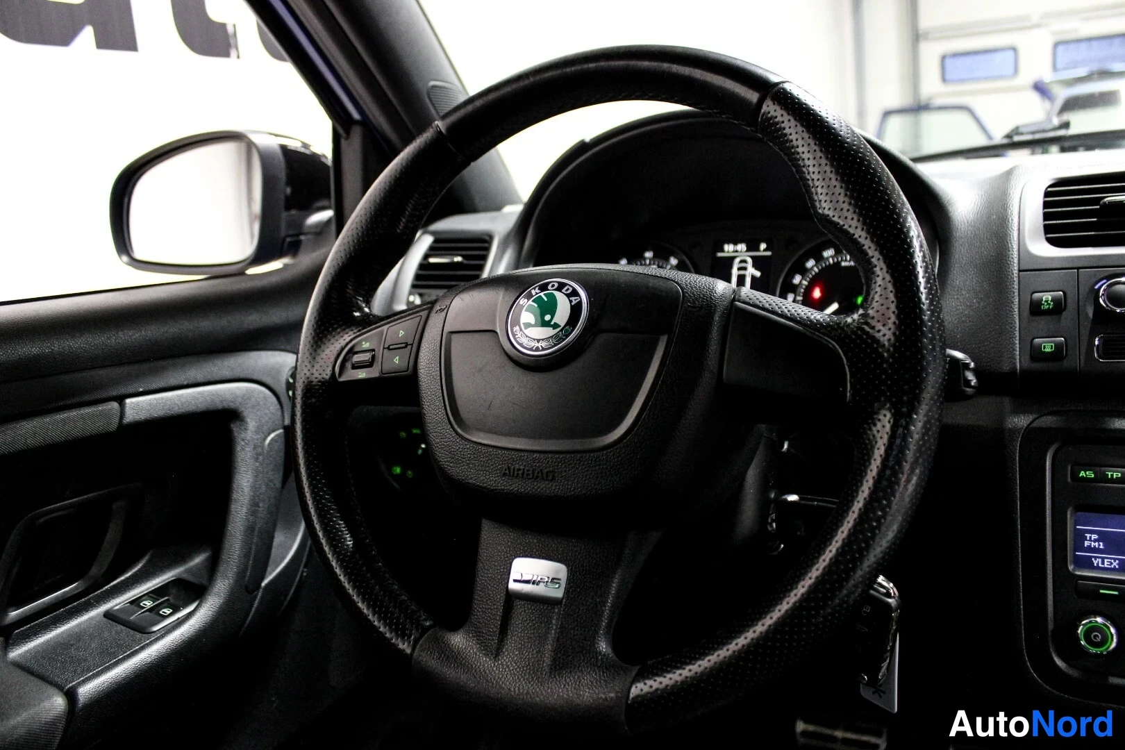 Sininen Skoda Fabia 2011, ohjaamo, kuva 12