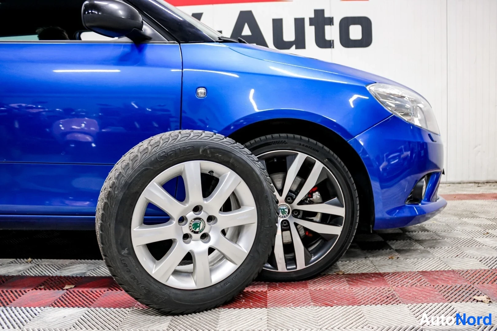 Sininen Skoda Fabia 2011, etuviisto, keula oikealle, kuva 3