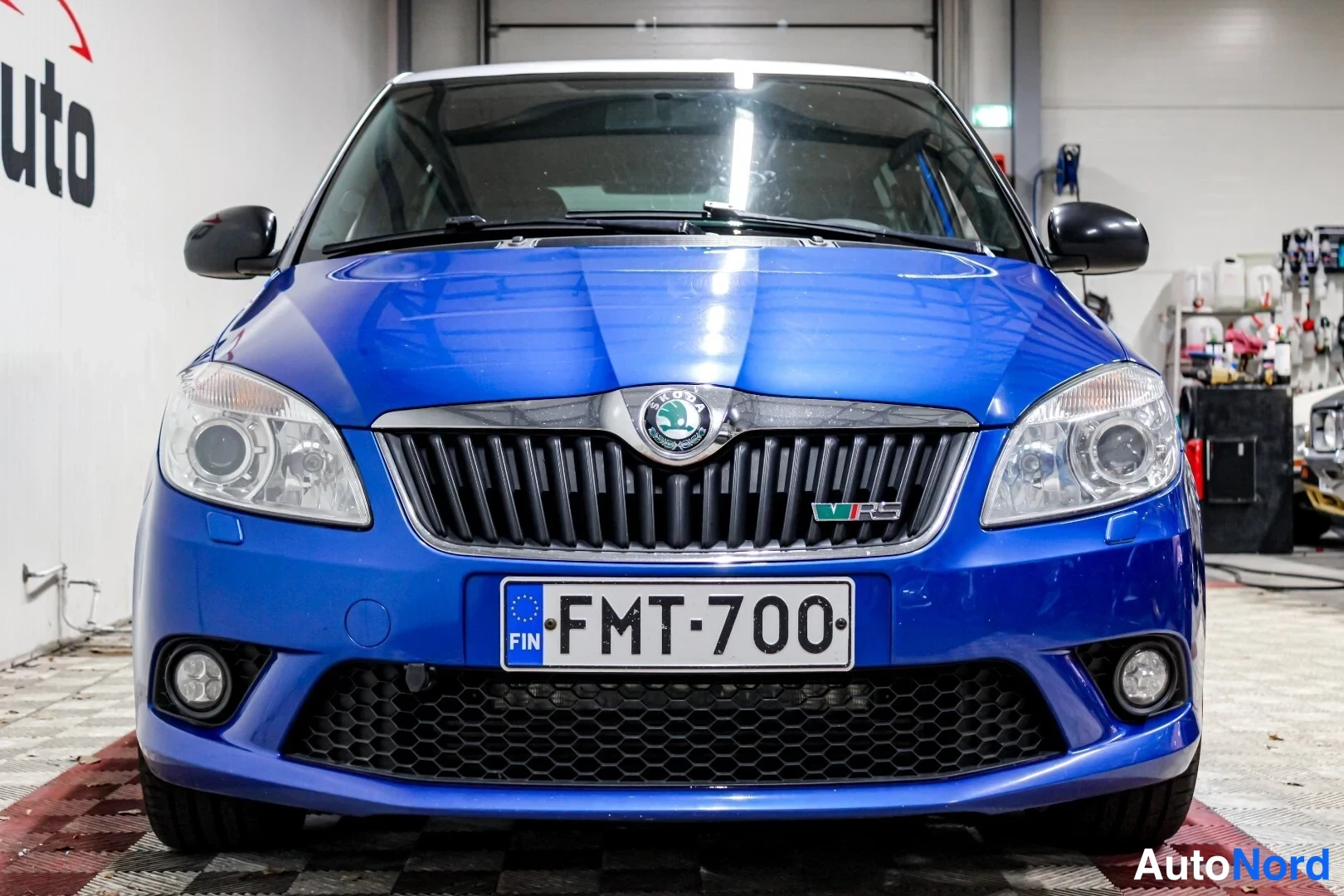 Sininen Skoda Fabia 2011, edestä, kuva 4