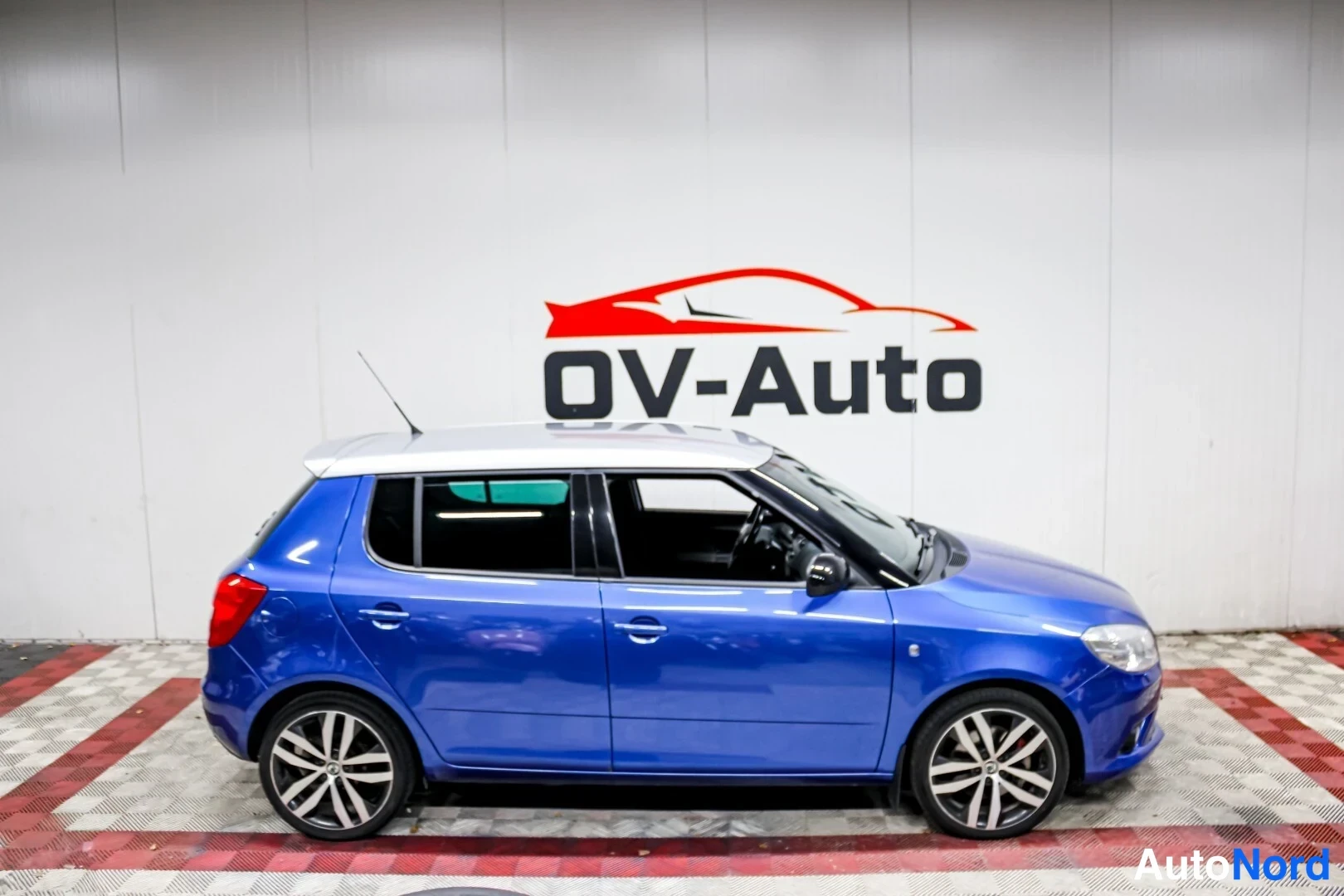 Sininen Skoda Fabia 2011, sivulta, kuva 5
