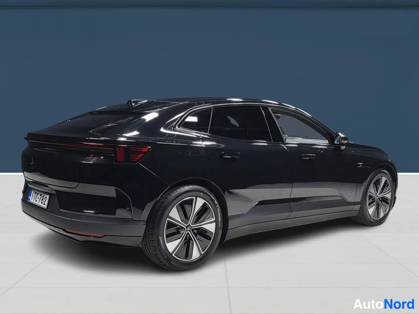 Black Polestar 4 2026, rear three-quarter, photo 7