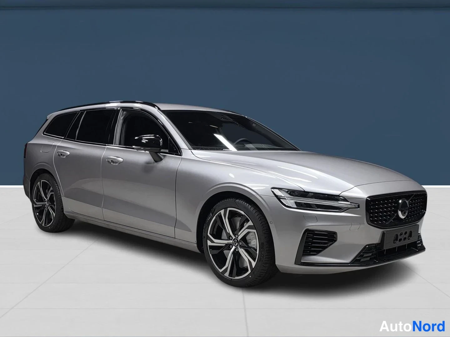 Hopea Volvo V60 2026, etuviisto, keula oikealle, kuva 2