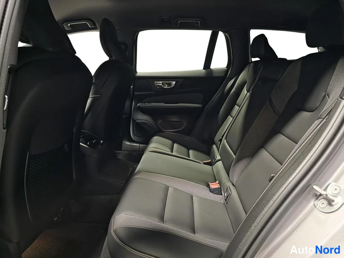 Hopea Volvo V60 2026, kuva 13