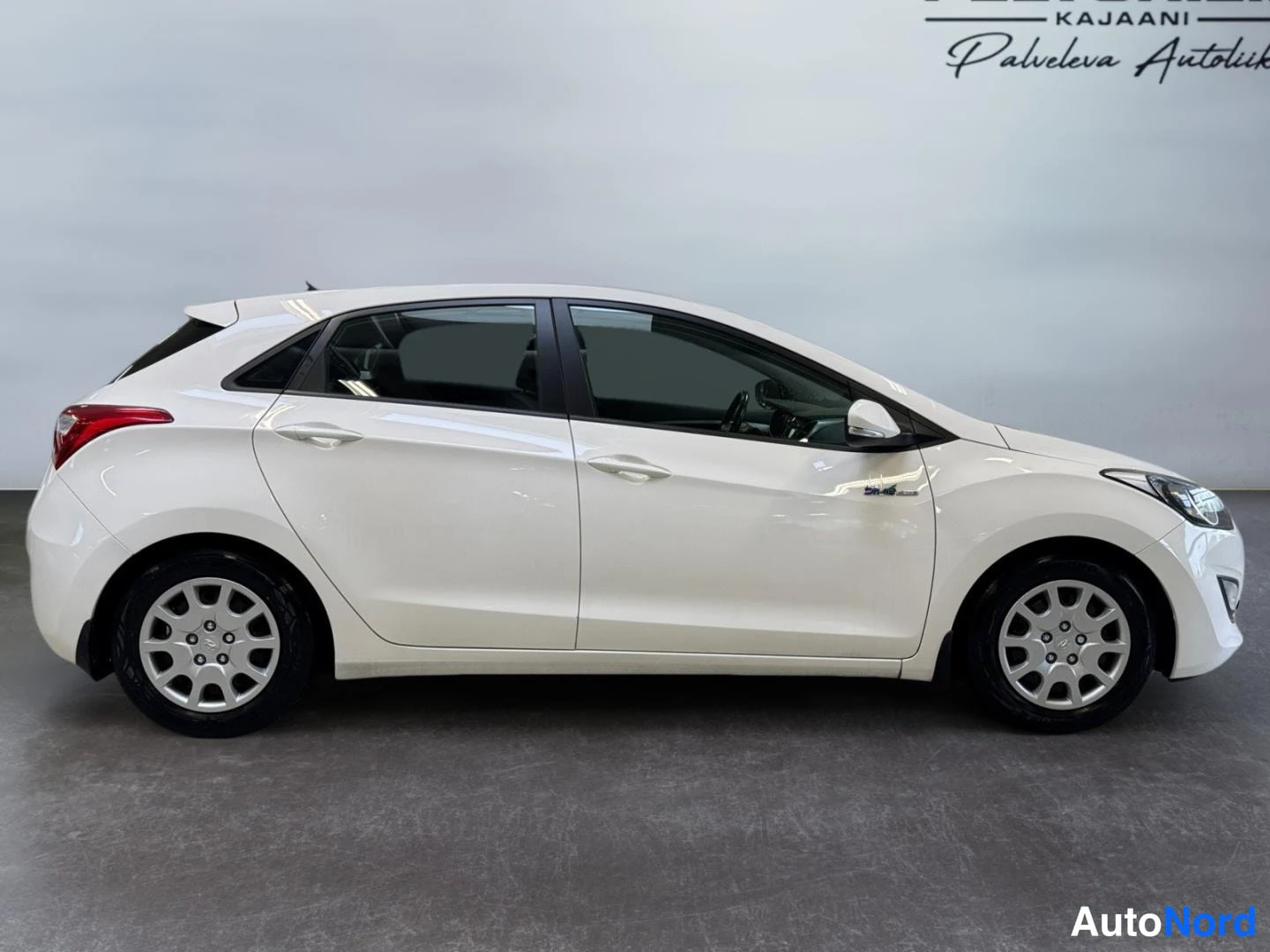 Valkoinen Hyundai i30 2013, etuviisto, keula oikealle, kuva 2