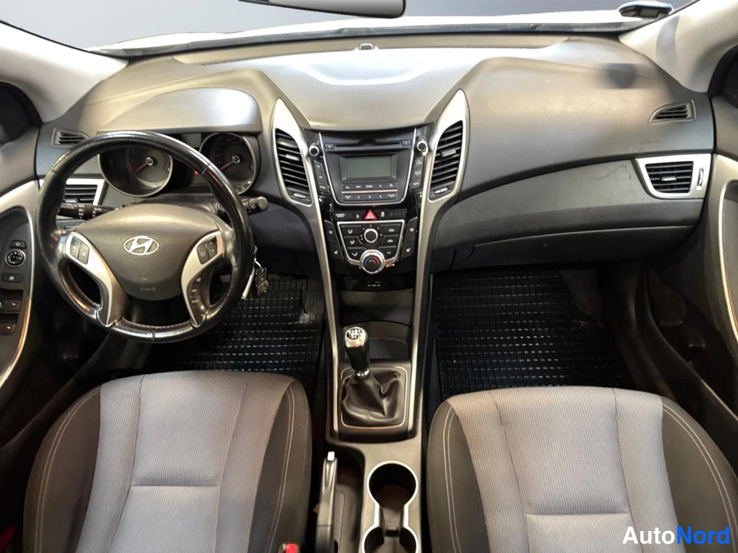 Valkoinen Hyundai i30 2013, kuva 12