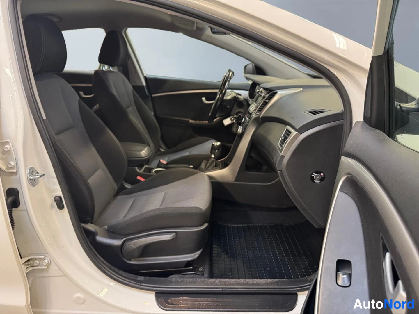 Valkoinen Hyundai i30 2013, kuva 13