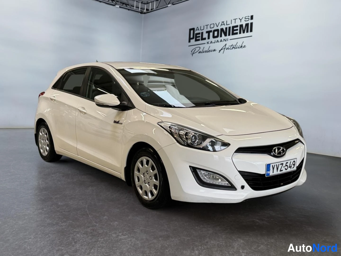 Valkoinen Hyundai i30 2013, etuviisto, keula oikealle, kuva 3